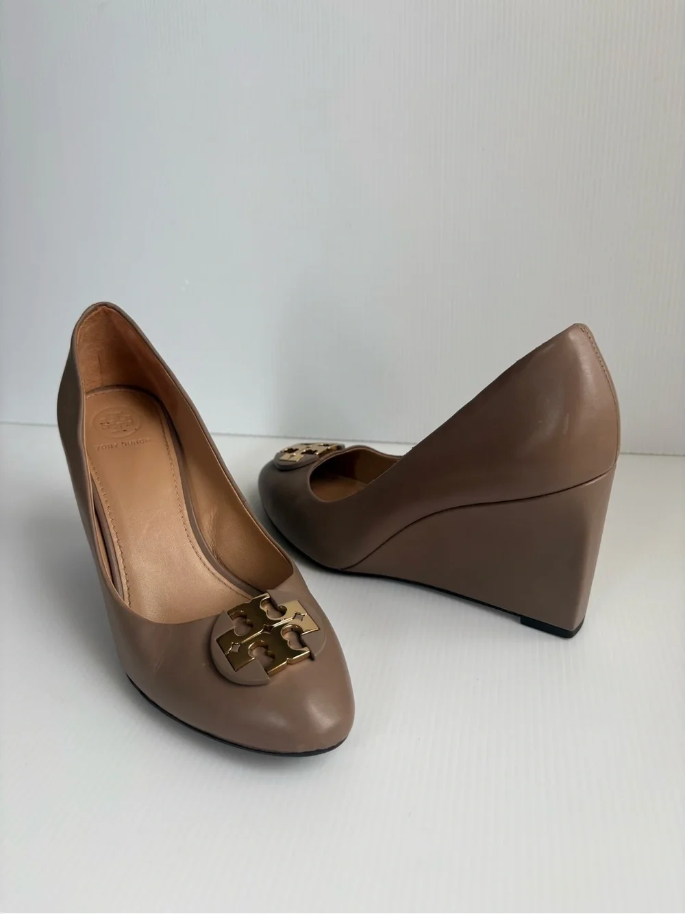 Tory Burch Luna 85mm Taupe Wedges Shoes Pumps Size 8 EUC